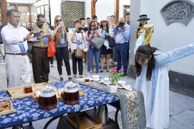 外国记者体验陕西茯茶文化：观茶艺、品茶香、炫茶技